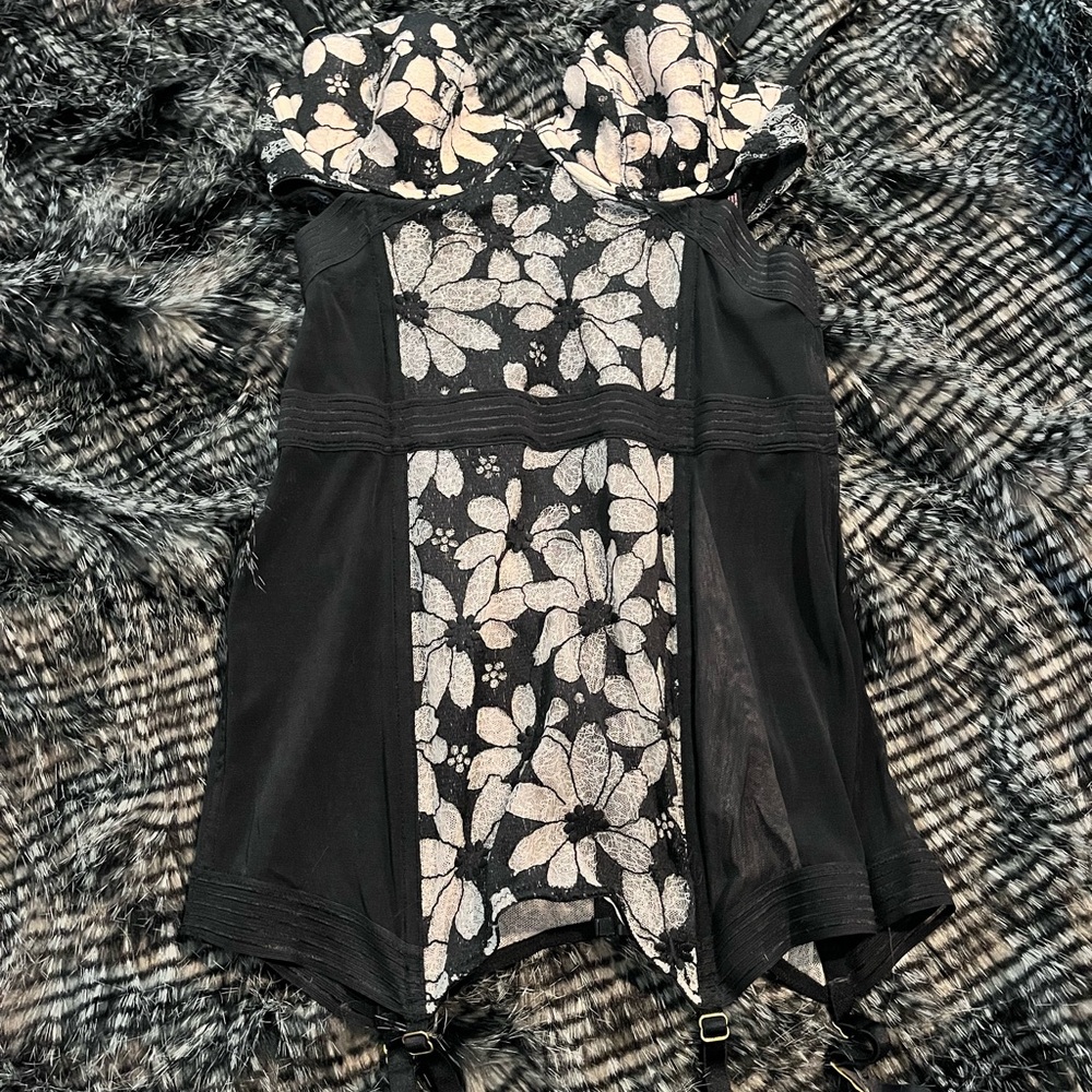 Victoria’s Secret lingerie 34B